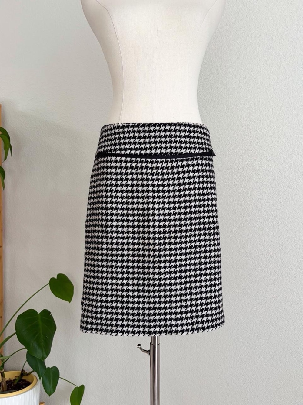 Apostrophe Black & White Houndstooth Skirt